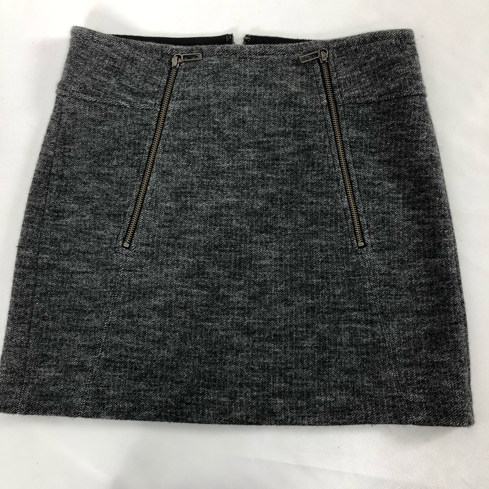 Vince gray herringbone zipper skirt. 100% wool. 8